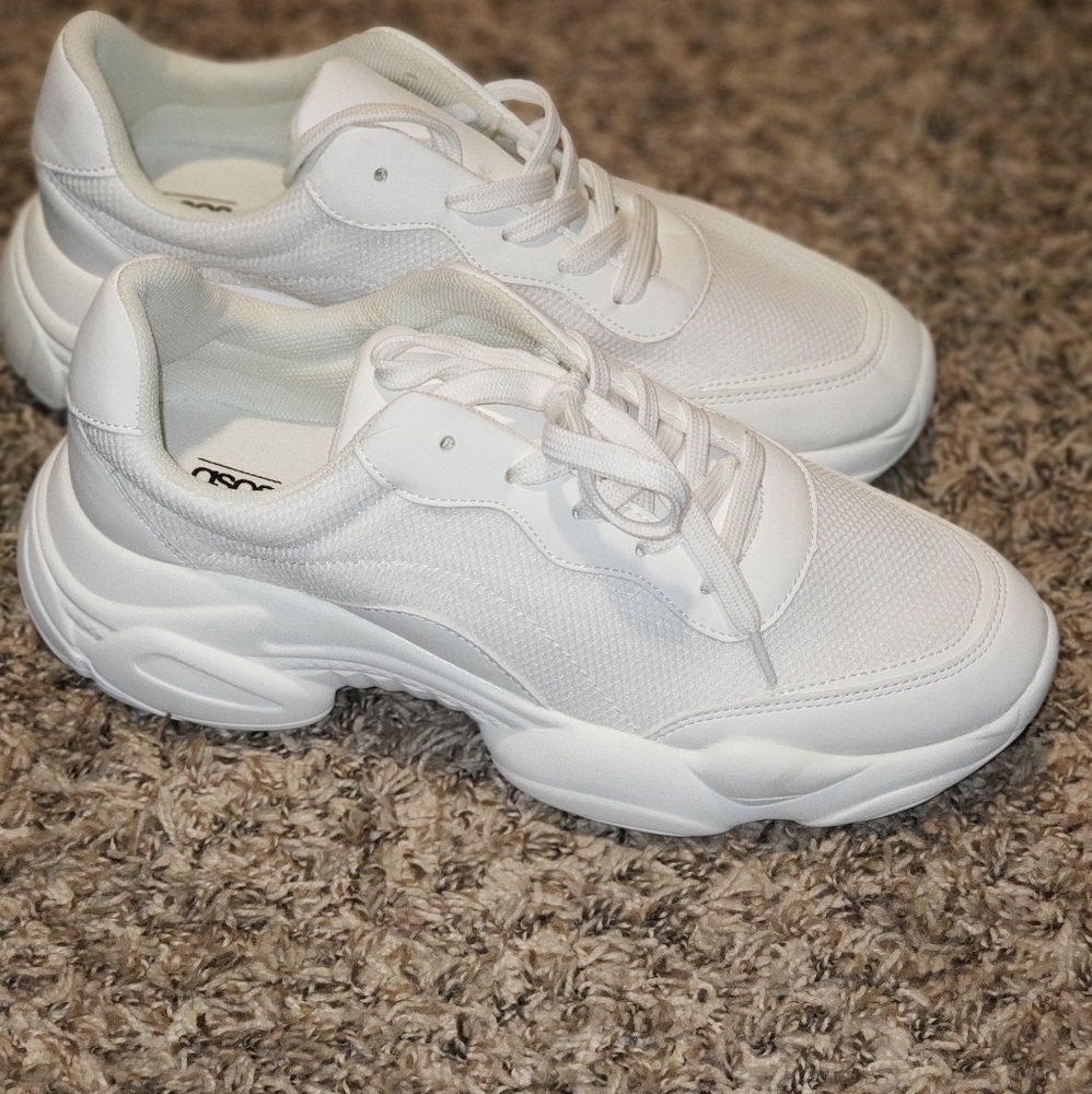 White chunky sneaker